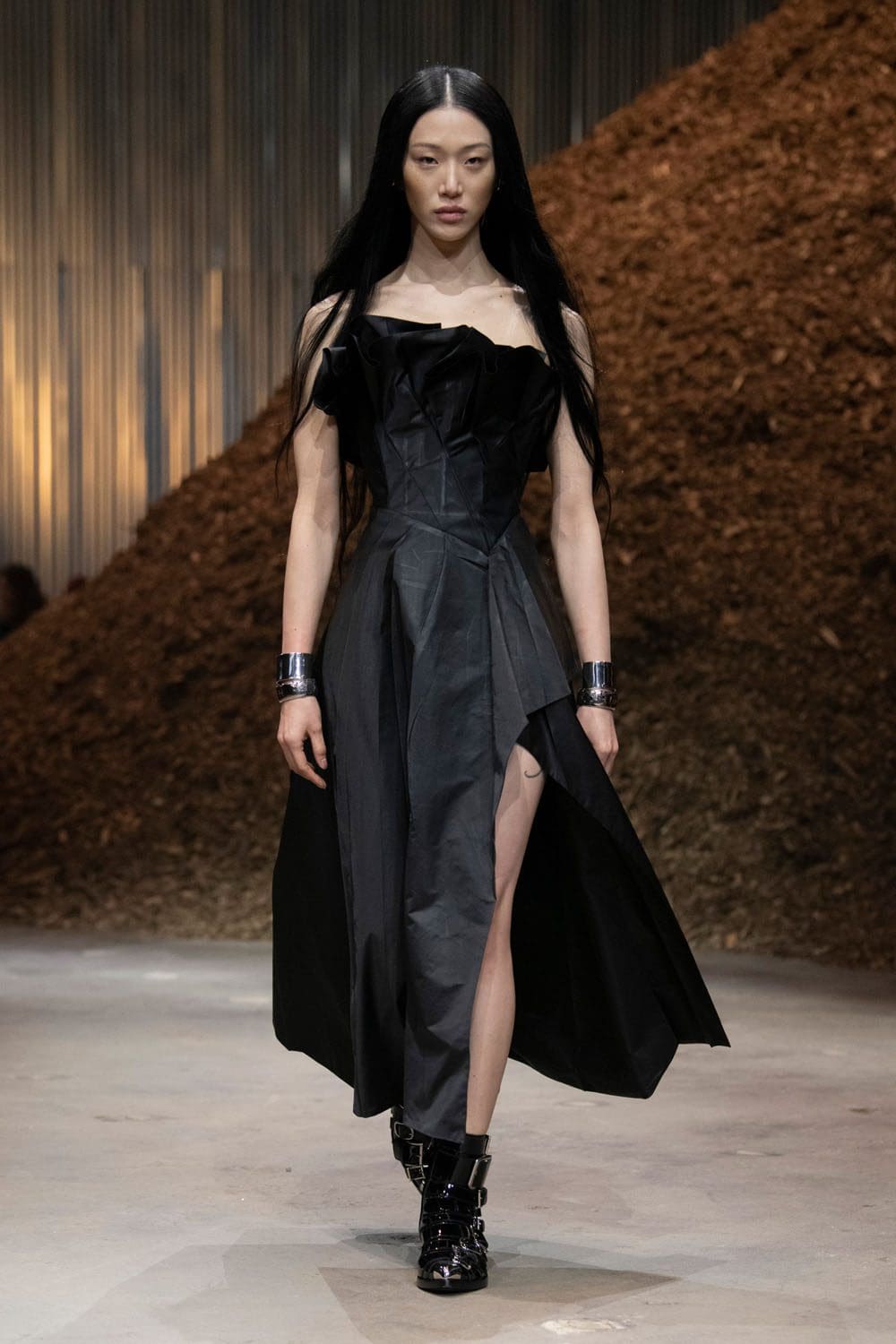 Alexander McQueen Autunno Inverno 2022-2023 Runway Magazine