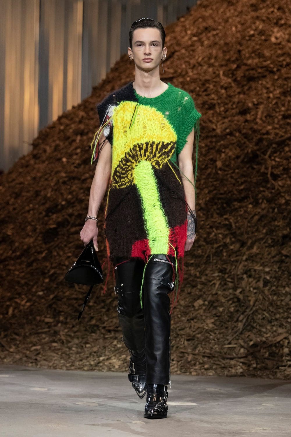 Alexander McQueen Autunno Inverno 2022-2023 Runway Magazine