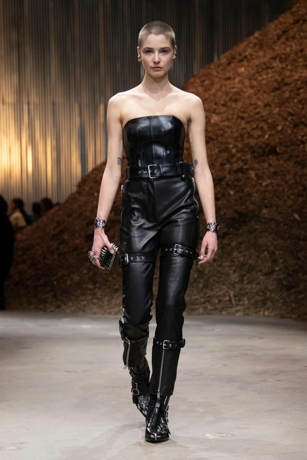 Alexander McQueen Autunno Inverno 2022-2023 Runway Magazine