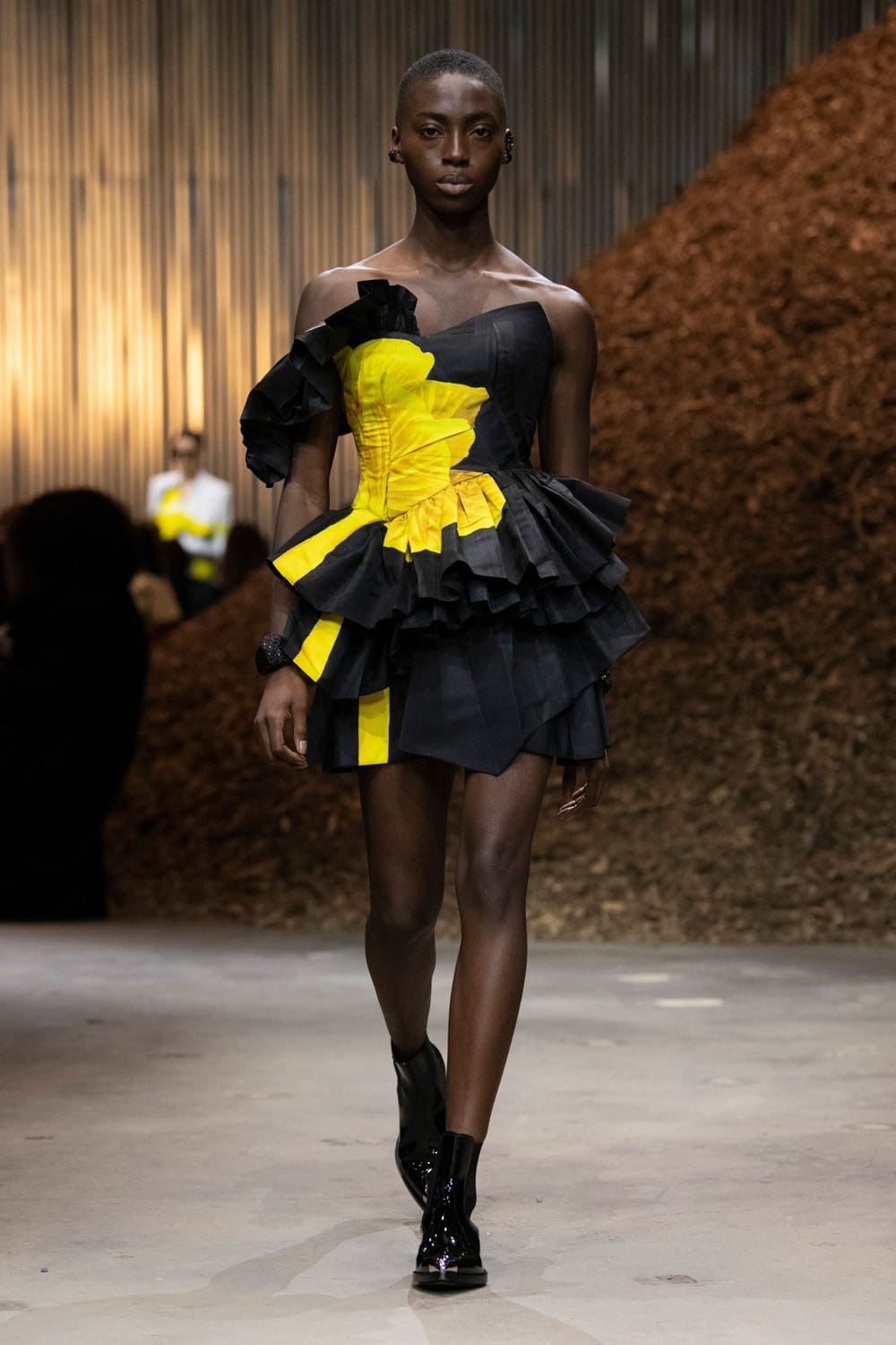 Alexander McQueen Autunno Inverno 2022-2023 Runway Magazine