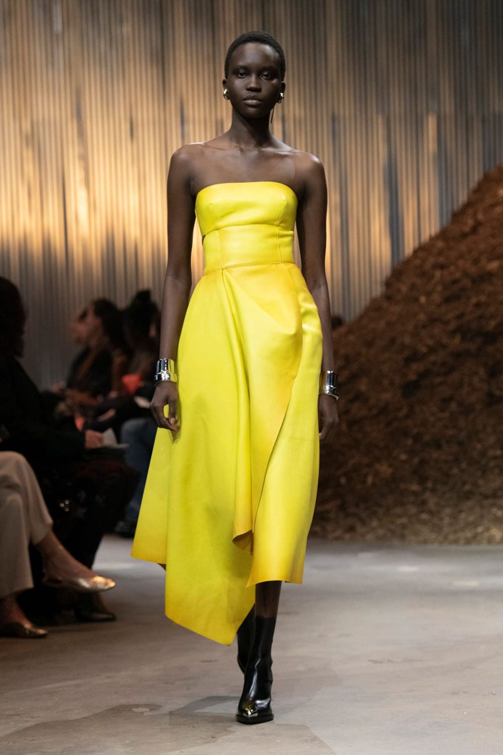 Alexander McQueen Autunno Inverno 2022-2023 Runway Magazine