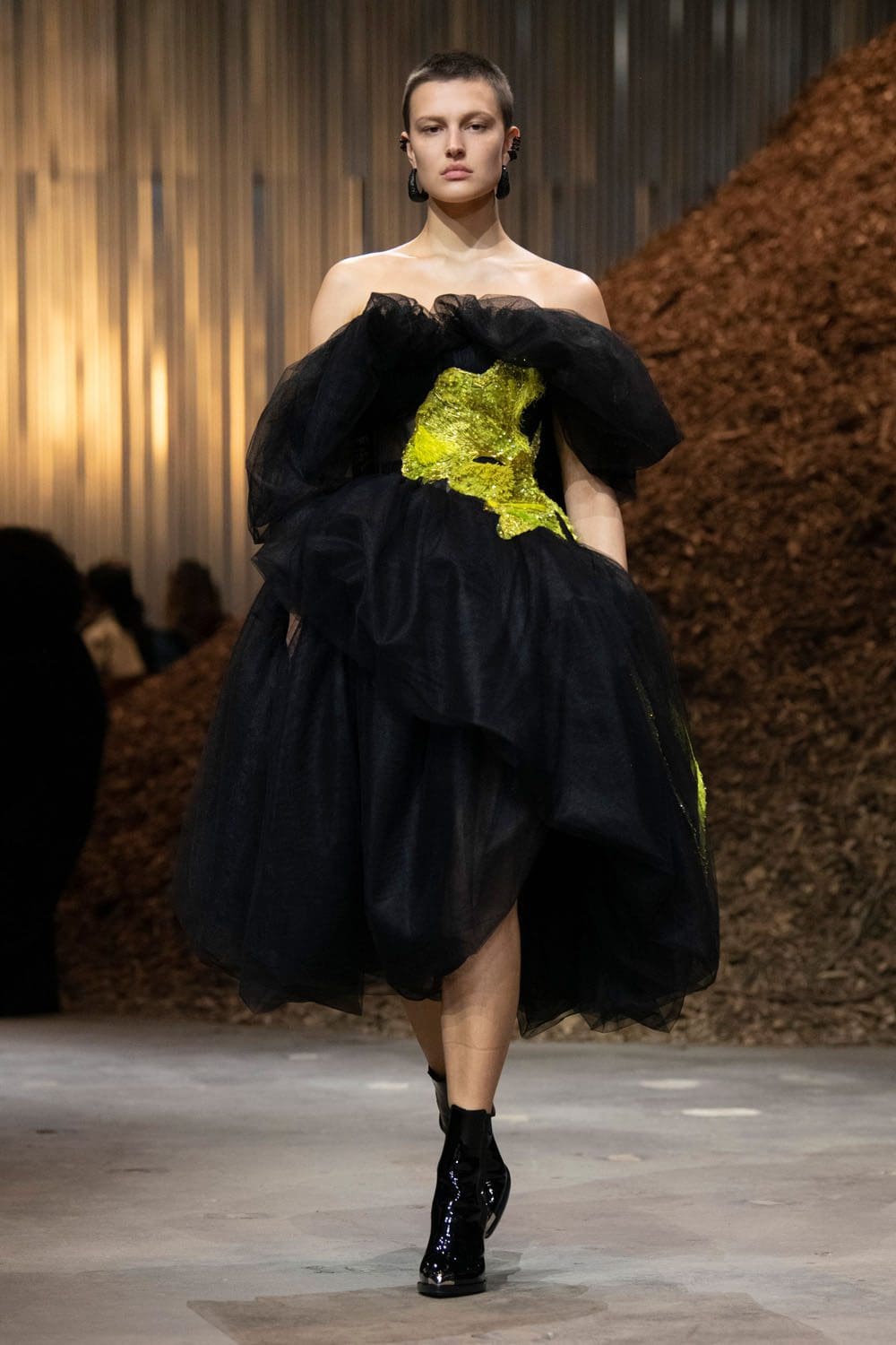 Alexander McQueen Autunno Inverno 2022-2023 Runway Magazine