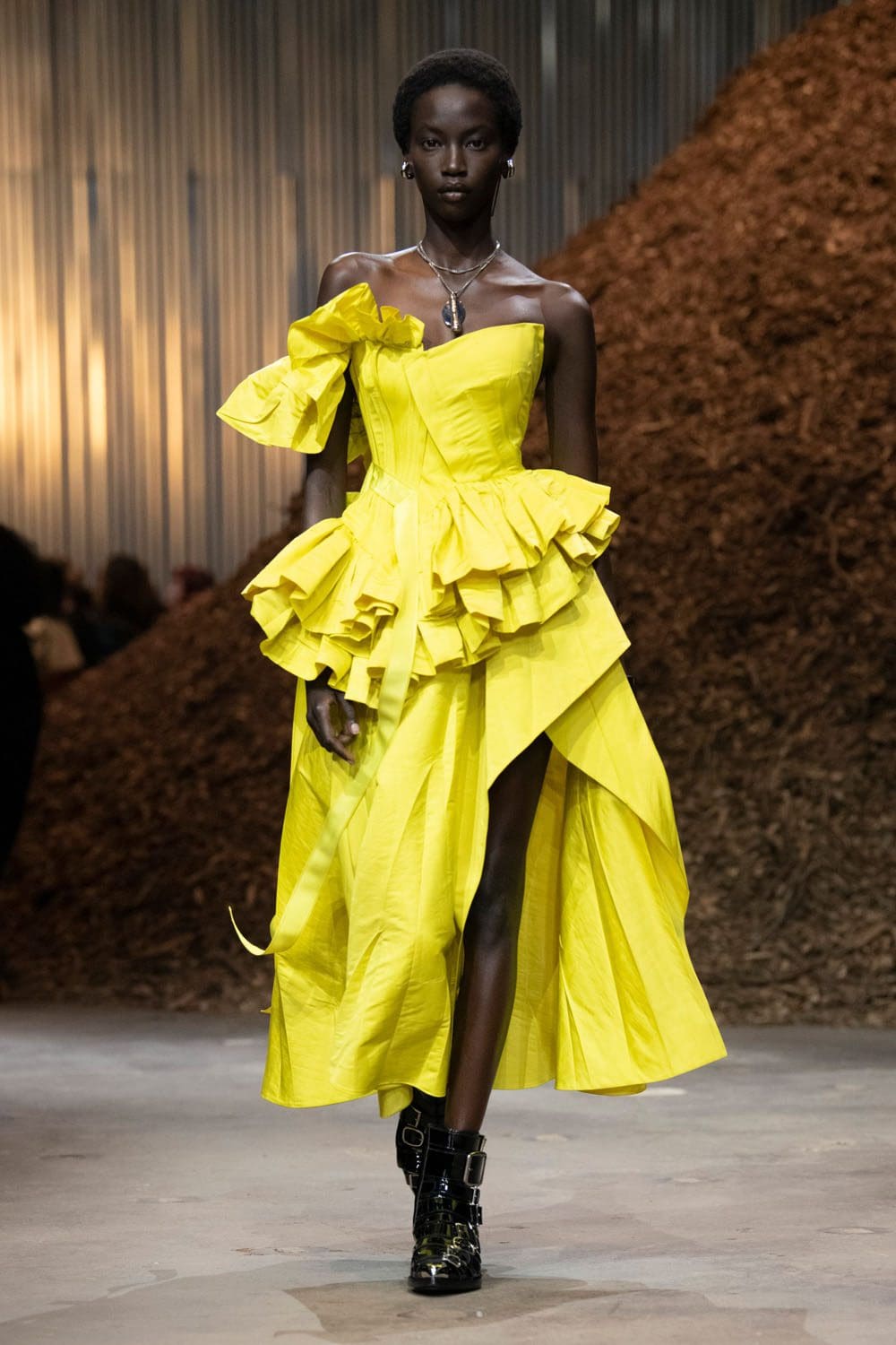 Alexander McQueen Autunno Inverno 2022-2023 Runway Magazine