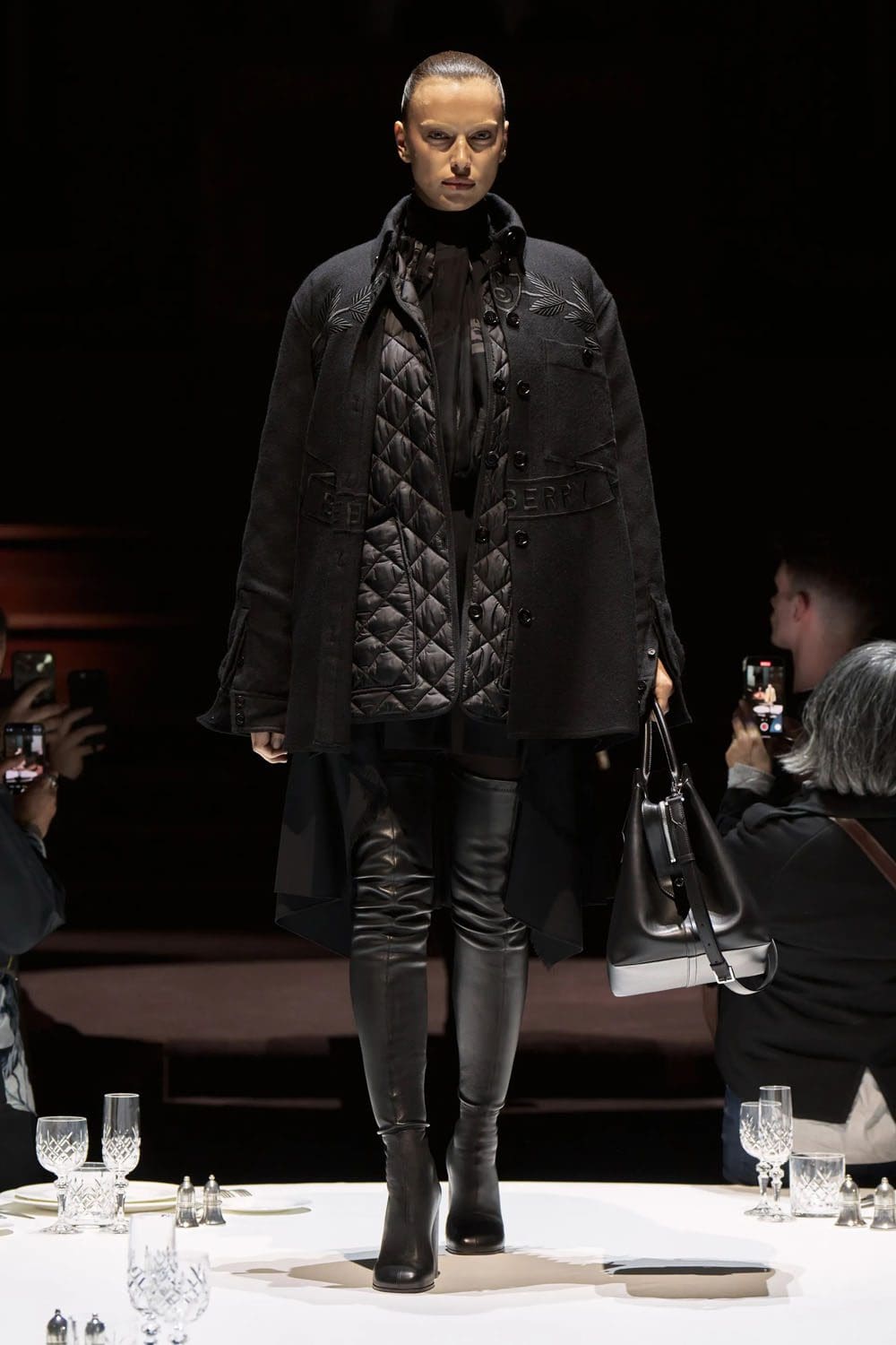 Burberry Otoño Invierno 2022-2023 Londres Runway Revistas