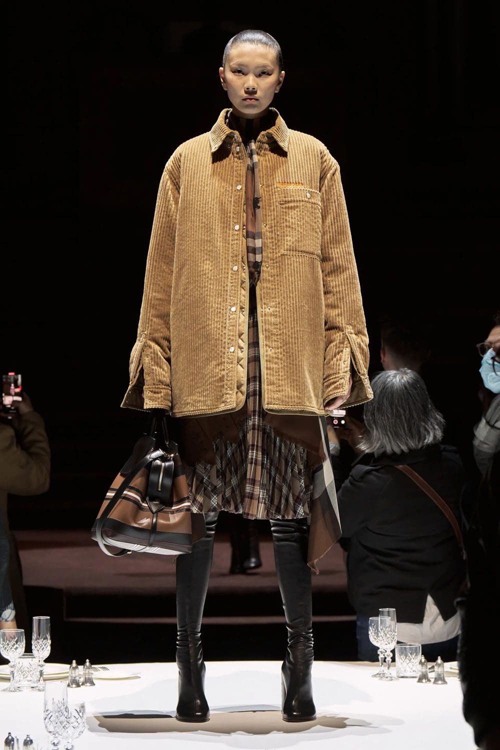 Burberry Otoño Invierno 2022-2023 Londres Runway Revistas