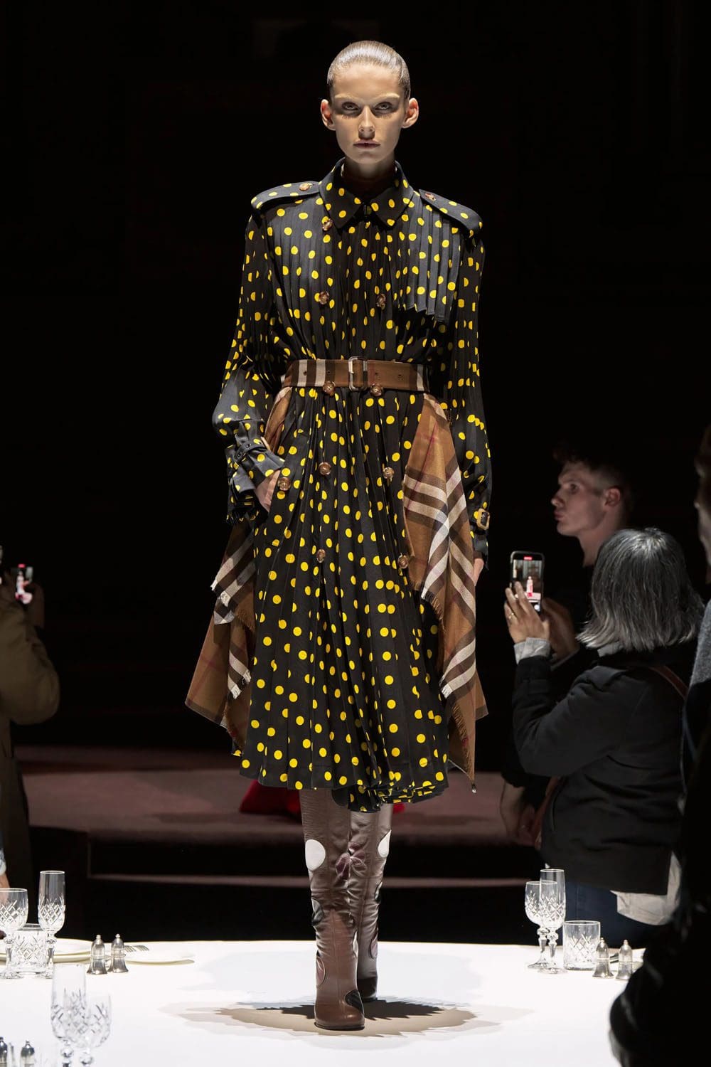 Burberry Otoño Invierno 2022-2023 Londres Runway Revistas