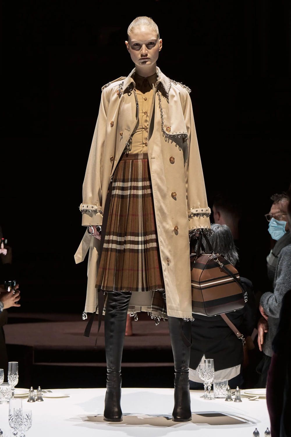 Burberry Otoño Invierno 2022-2023 Londres Runway Revistas