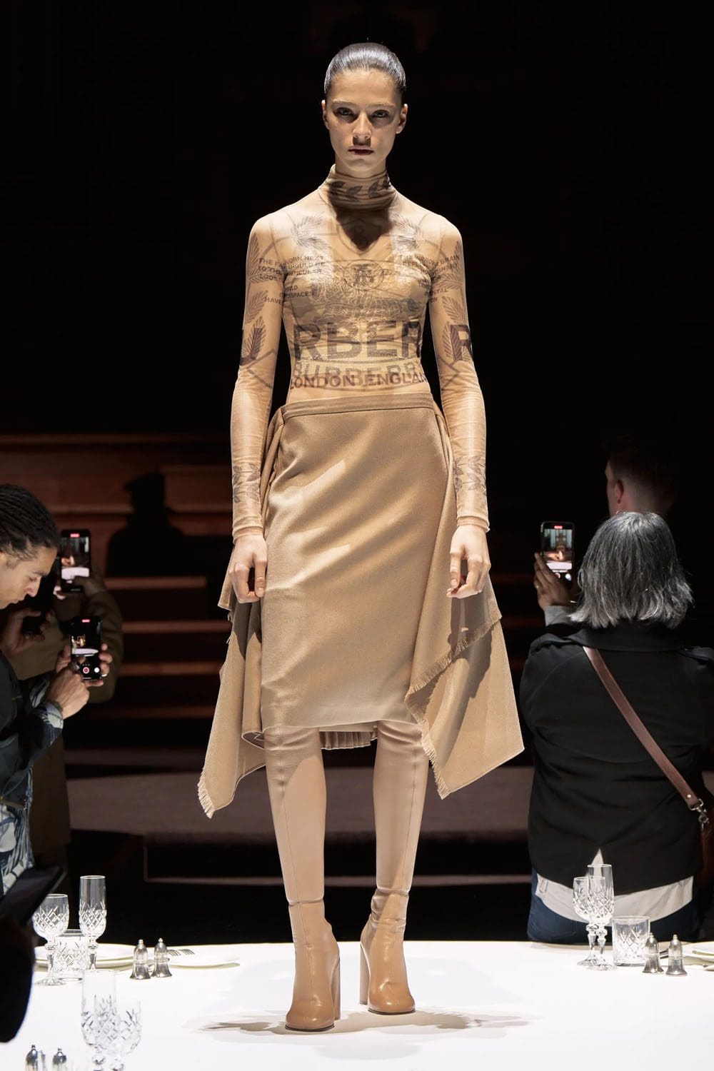 Burberry Otoño Invierno 2022-2023 Londres Runway Revistas