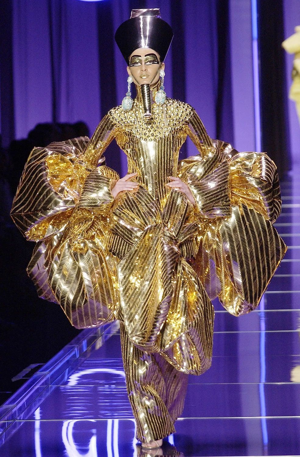 In der DIOR GALERIE 30 Montaigne by RUNWAY MAGAZIN - Dior von John Galliano Frühjahr Sommer 2004