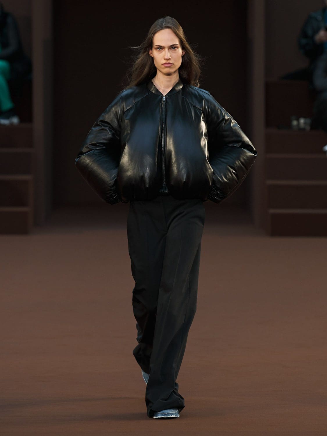 Loewe Herbst Winter 2022-2023 Paris Runway Magazin