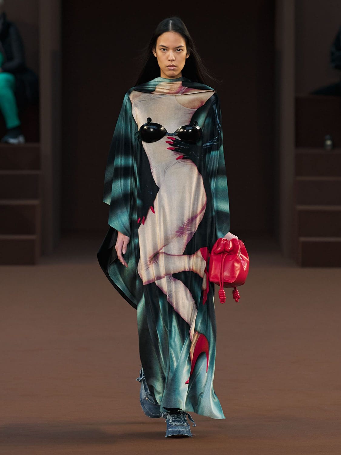 Loewe Herbst Winter 2022-2023 Paris Runway Magazin