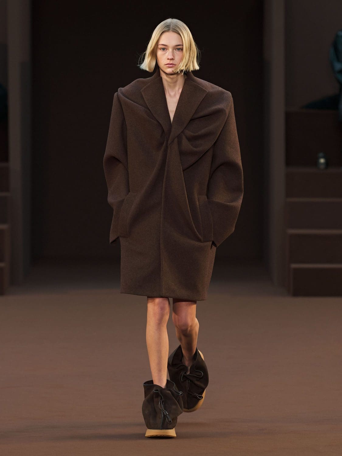 Loewe Herbst Winter 2022-2023 Paris Runway Magazin