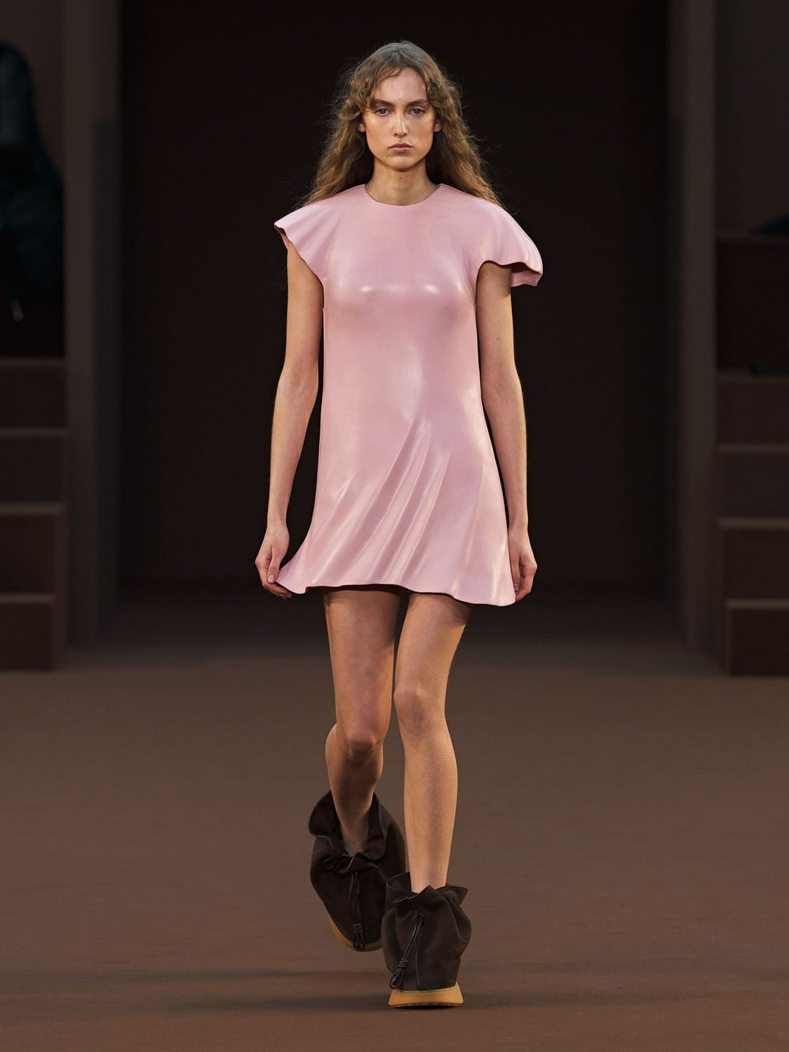 Loewe Herbst Winter 2022-2023 Paris Runway Magazin