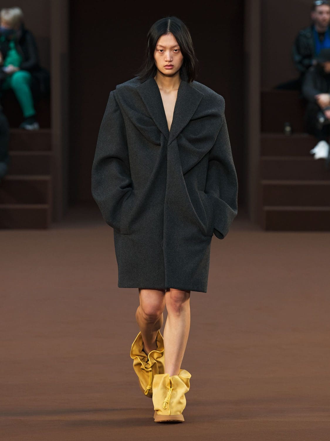 Loewe Herbst Winter 2022-2023 Paris Runway Magazin