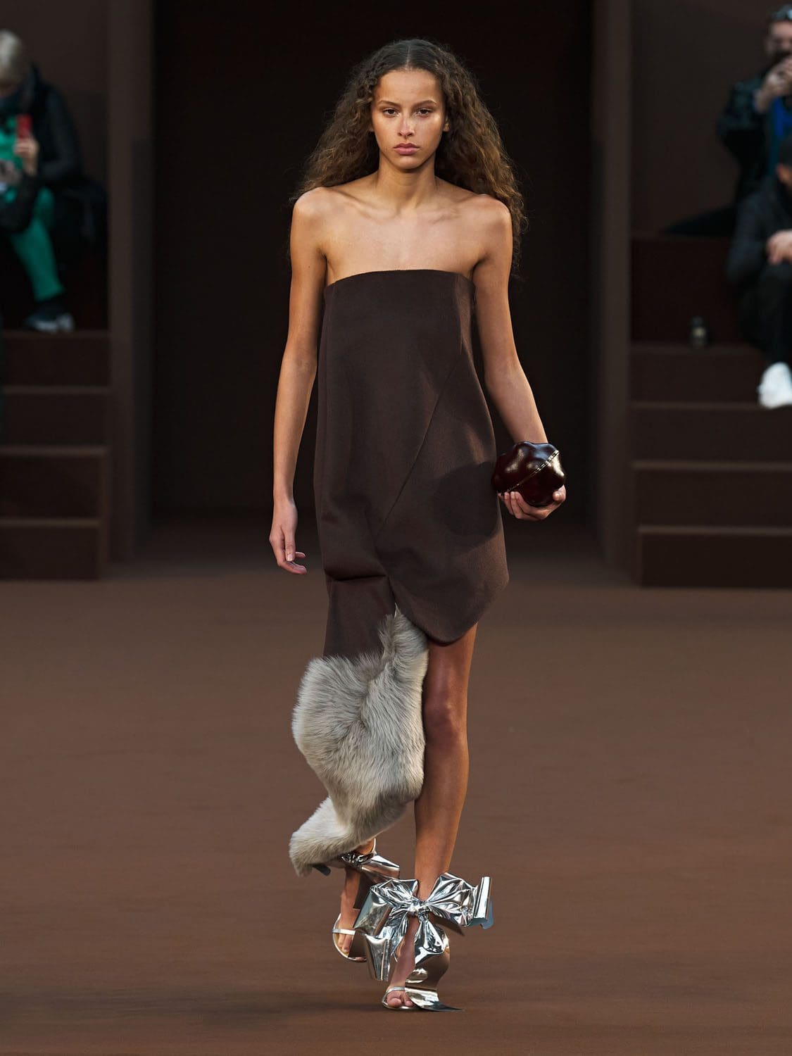 Loewe Herbst Winter 2022-2023 Paris Runway Magazin