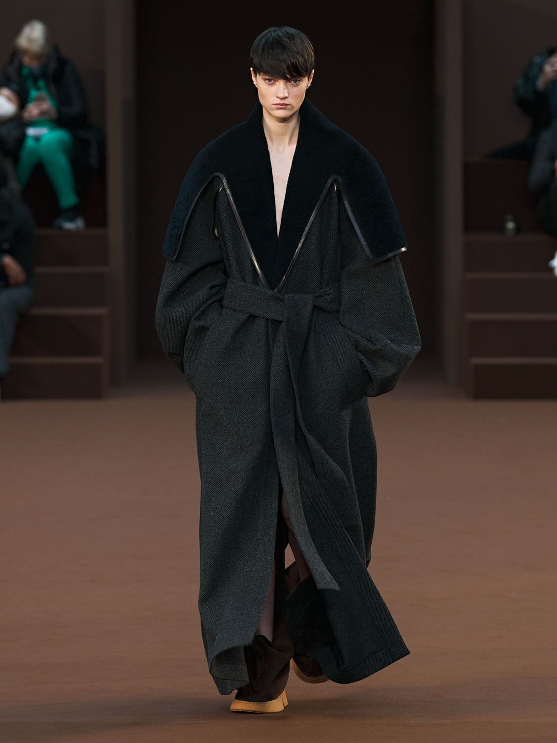 Loewe Herbst Winter 2022-2023 Paris Runway Magazin