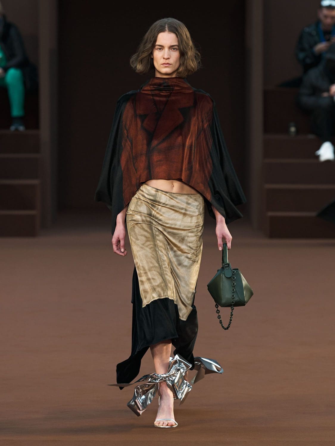 Loewe Herbst Winter 2022-2023 Paris Runway Magazin