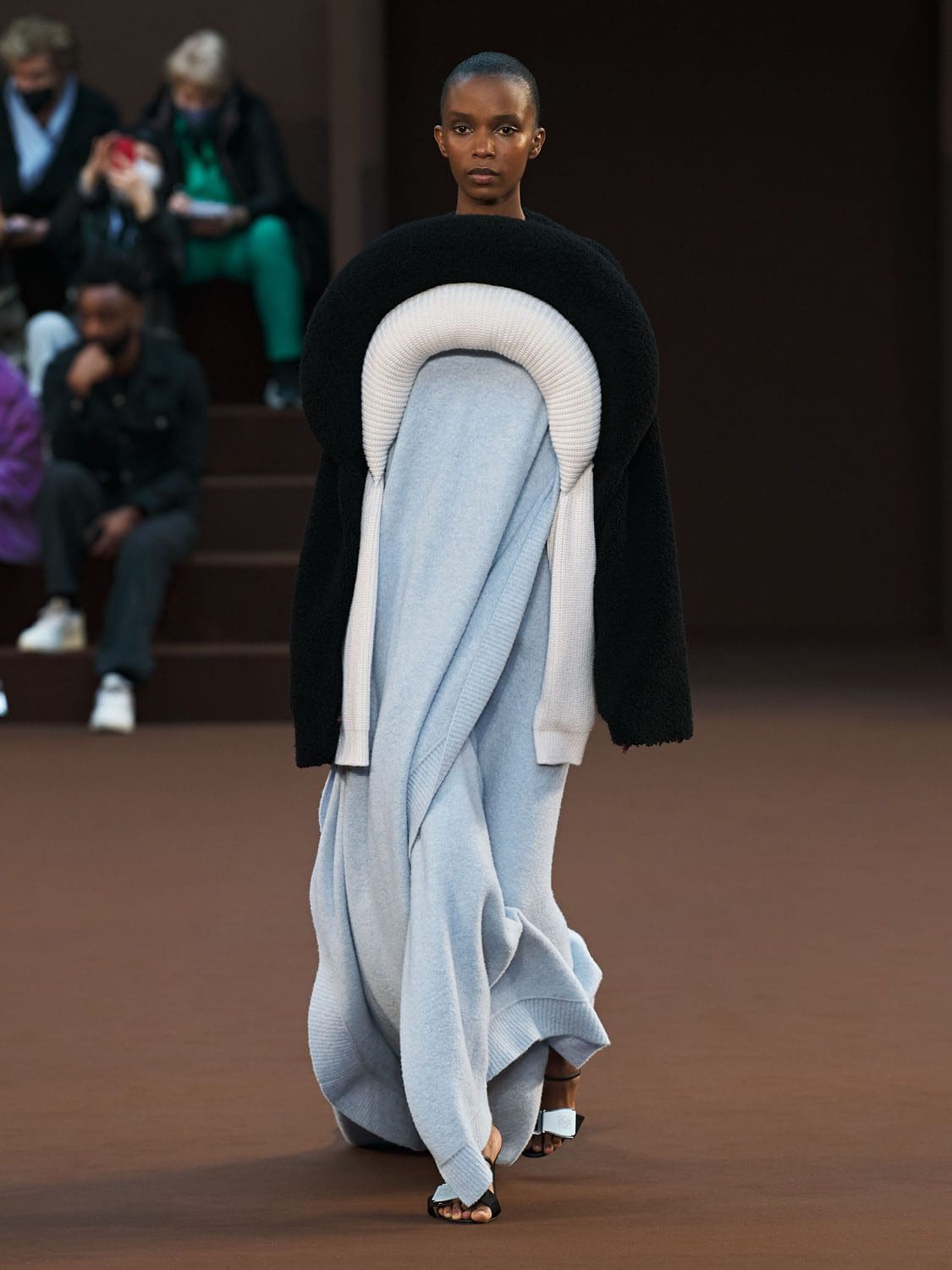 Loewe Herbst Winter 2022-2023 Paris Runway Magazin