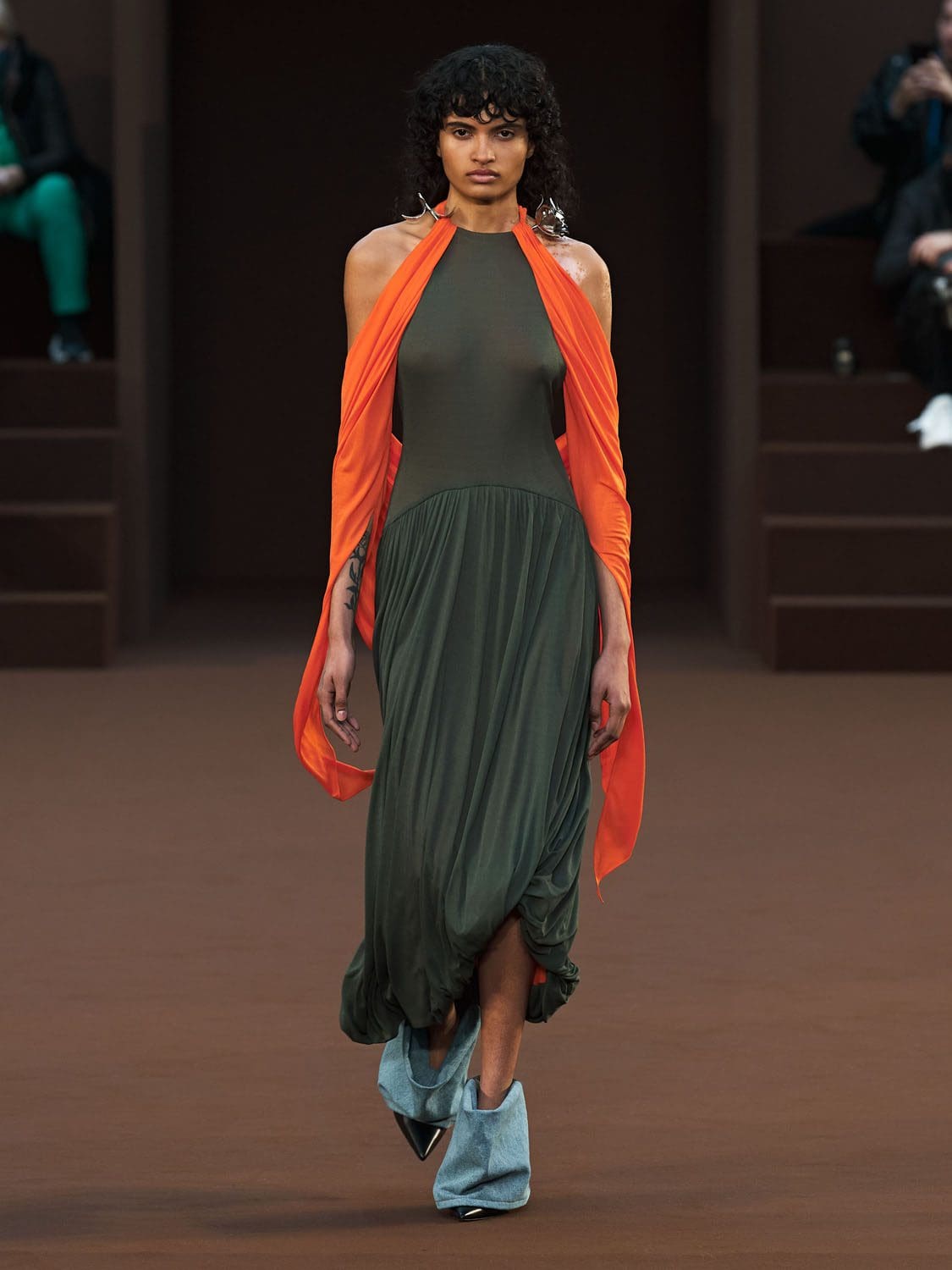 Loewe Herbst Winter 2022-2023 Paris Runway Magazin