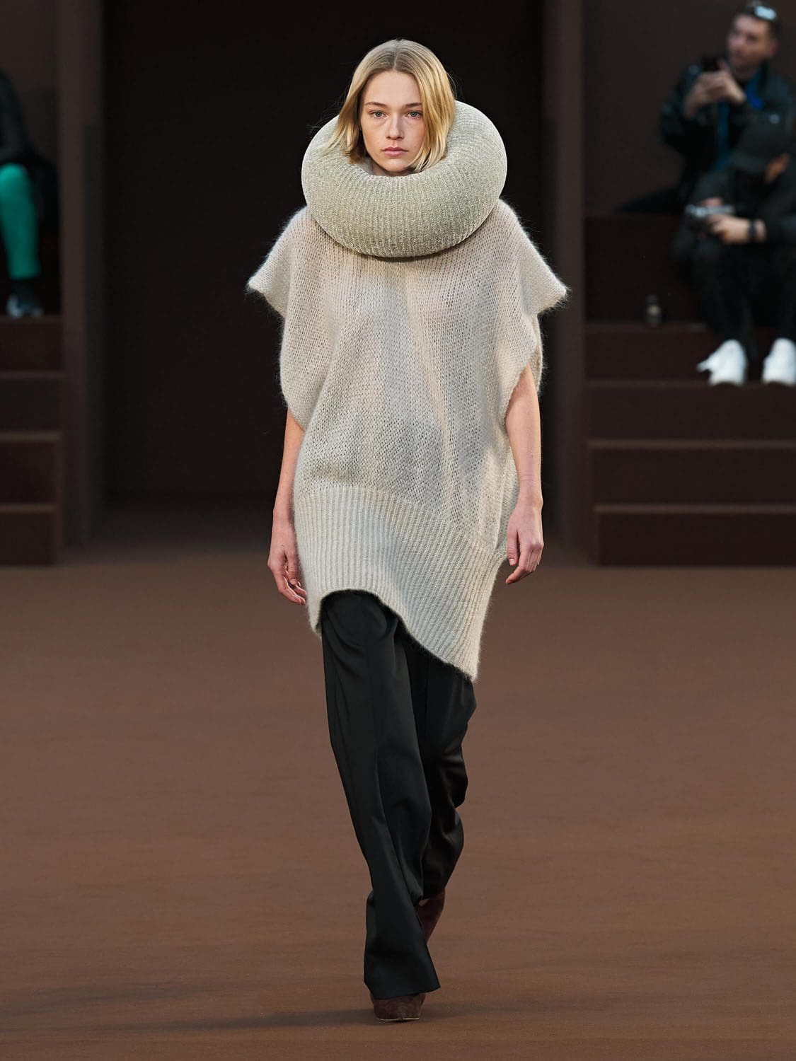Loewe Herbst Winter 2022-2023 Paris Runway Magazin