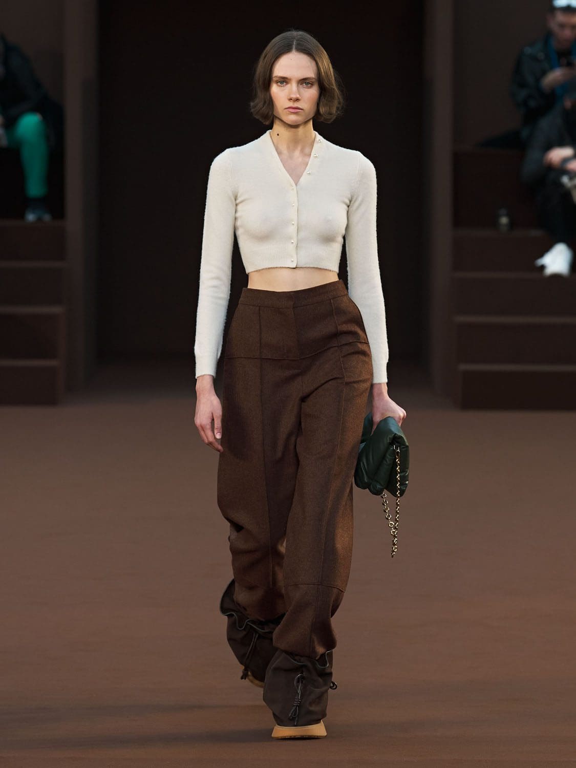 Loewe Herbst Winter 2022-2023 Paris Runway Magazin