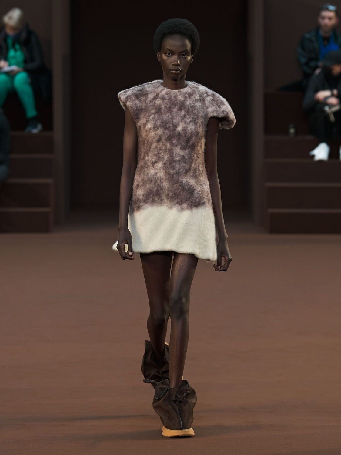 Loewe Herbst Winter 2022-2023 Paris Runway Magazin