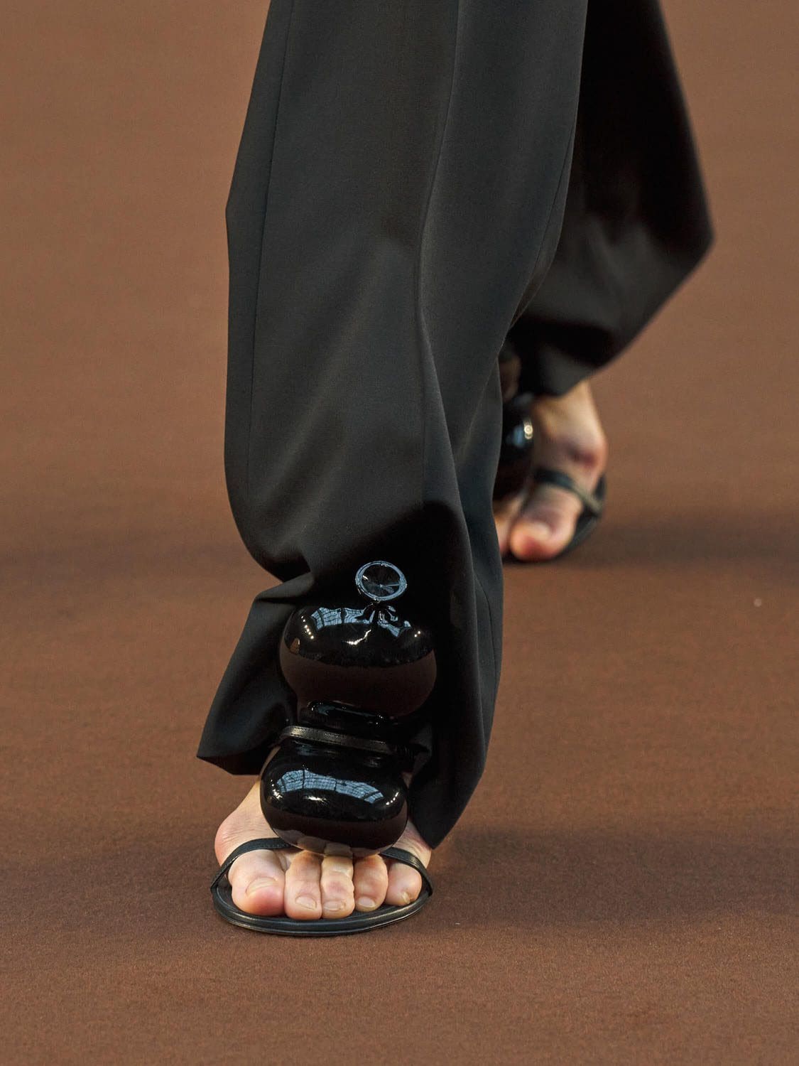 Loewe Herbst Winter 2022-2023 Paris Runway Magazin