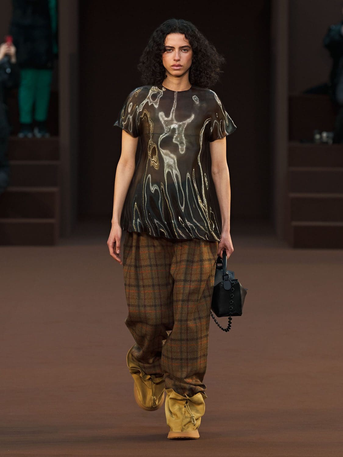 Loewe Herbst Winter 2022-2023 Paris Runway Magazin