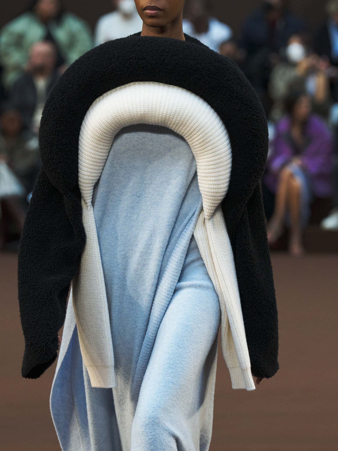 Loewe Herbst Winter 2022-2023 Paris Runway Magazin