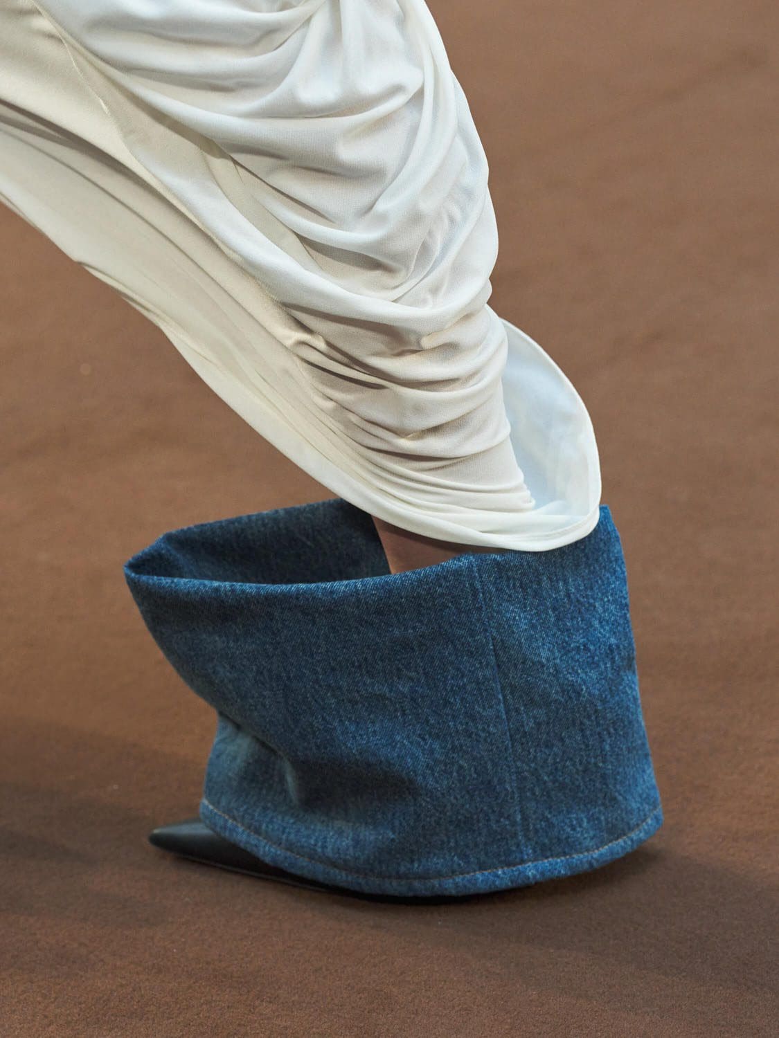 Loewe Herbst Winter 2022-2023 Paris Runway Magazin