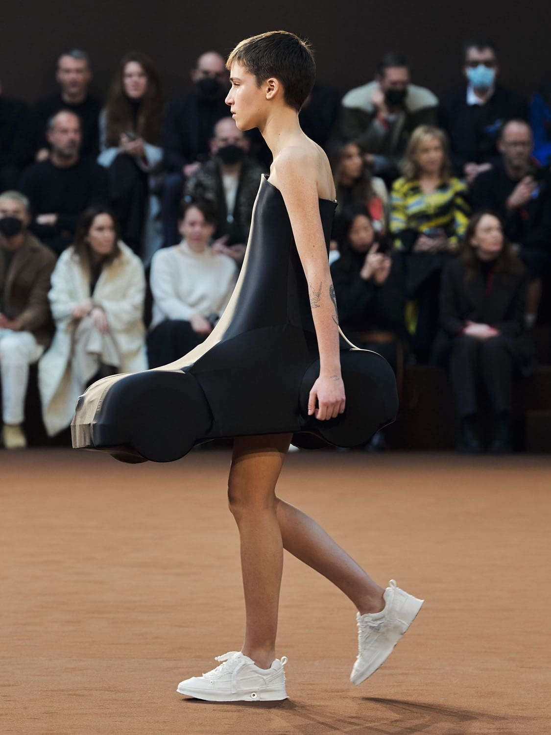 Loewe Herbst Winter 2022-2023 Paris Runway Magazin