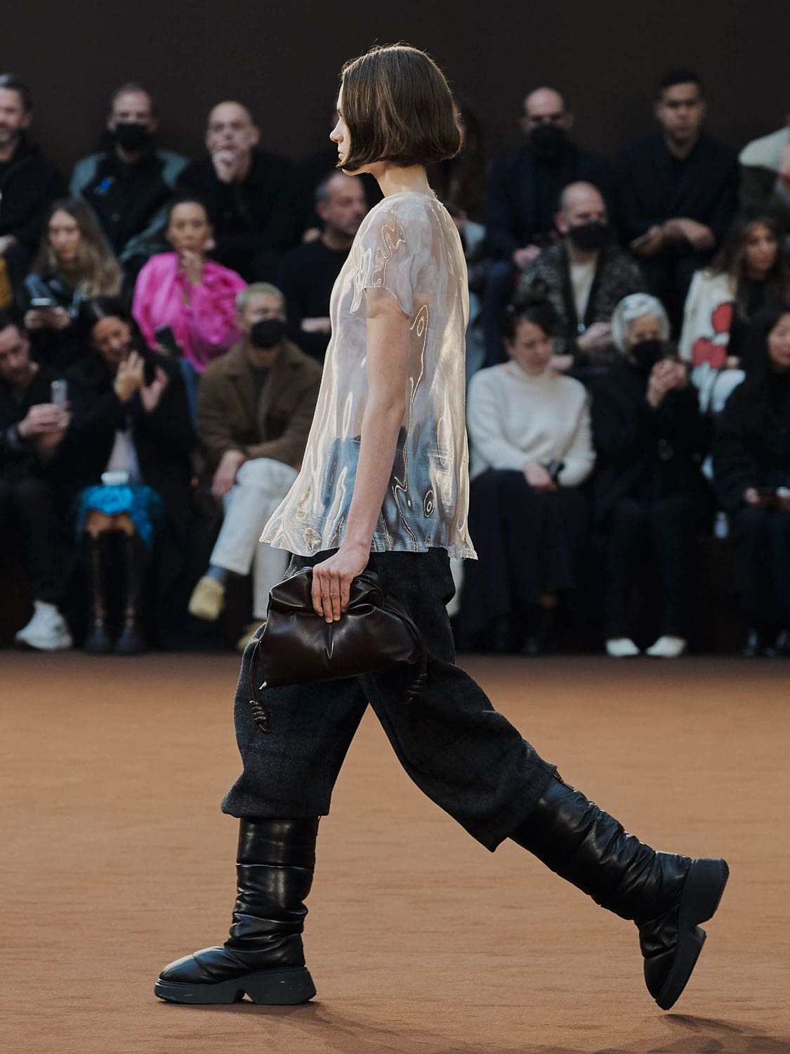 Loewe Herbst Winter 2022-2023 Paris Runway Magazin