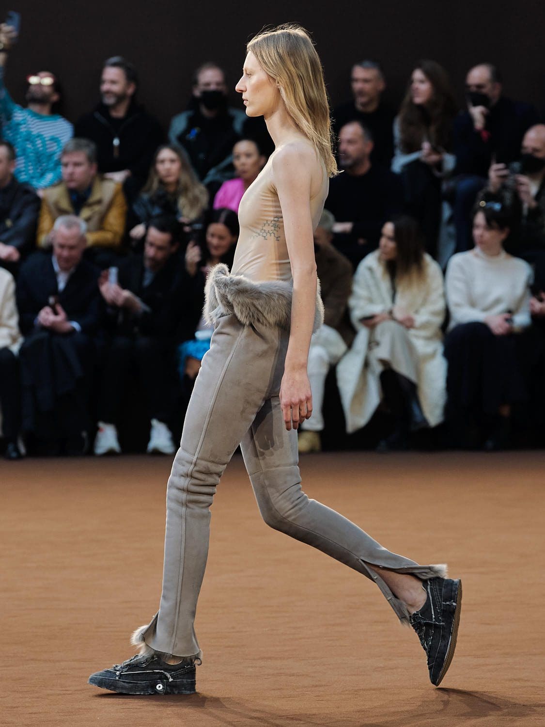 Loewe Herbst Winter 2022-2023 Paris Runway Magazin