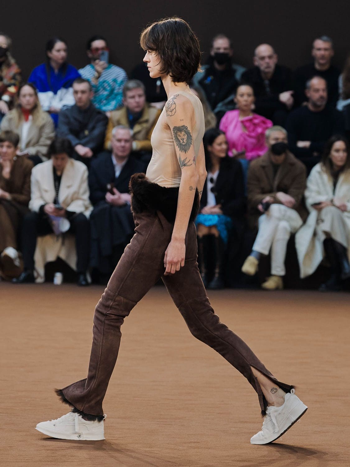 Loewe Herbst Winter 2022-2023 Paris Runway Magazin