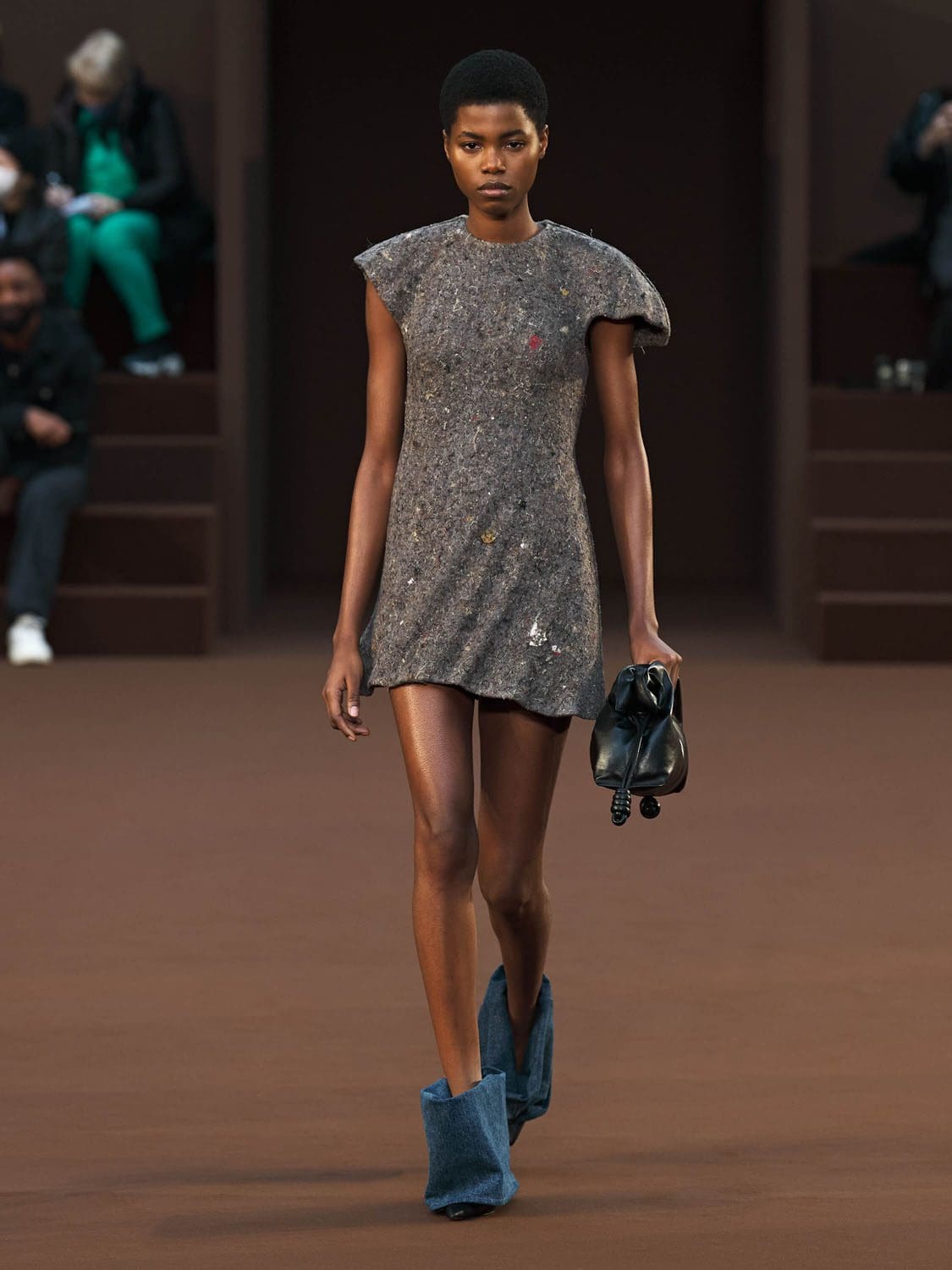 Loewe Herbst Winter 2022-2023 Paris Runway Magazin