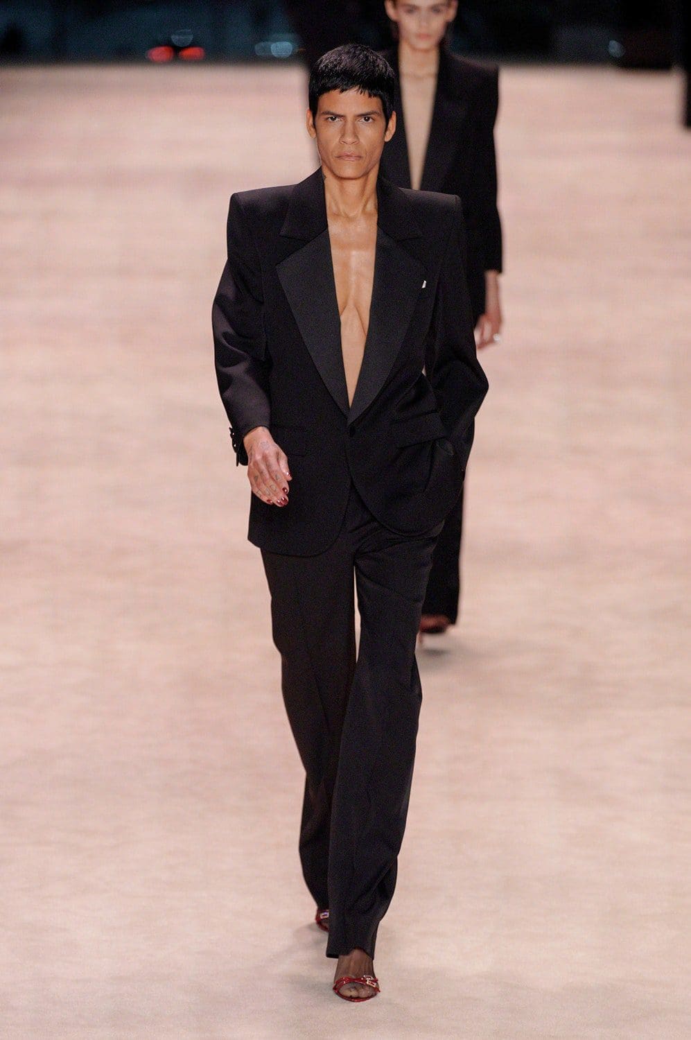 Saint Laurent outono inverno 2022-2023 Paris Runway revista
