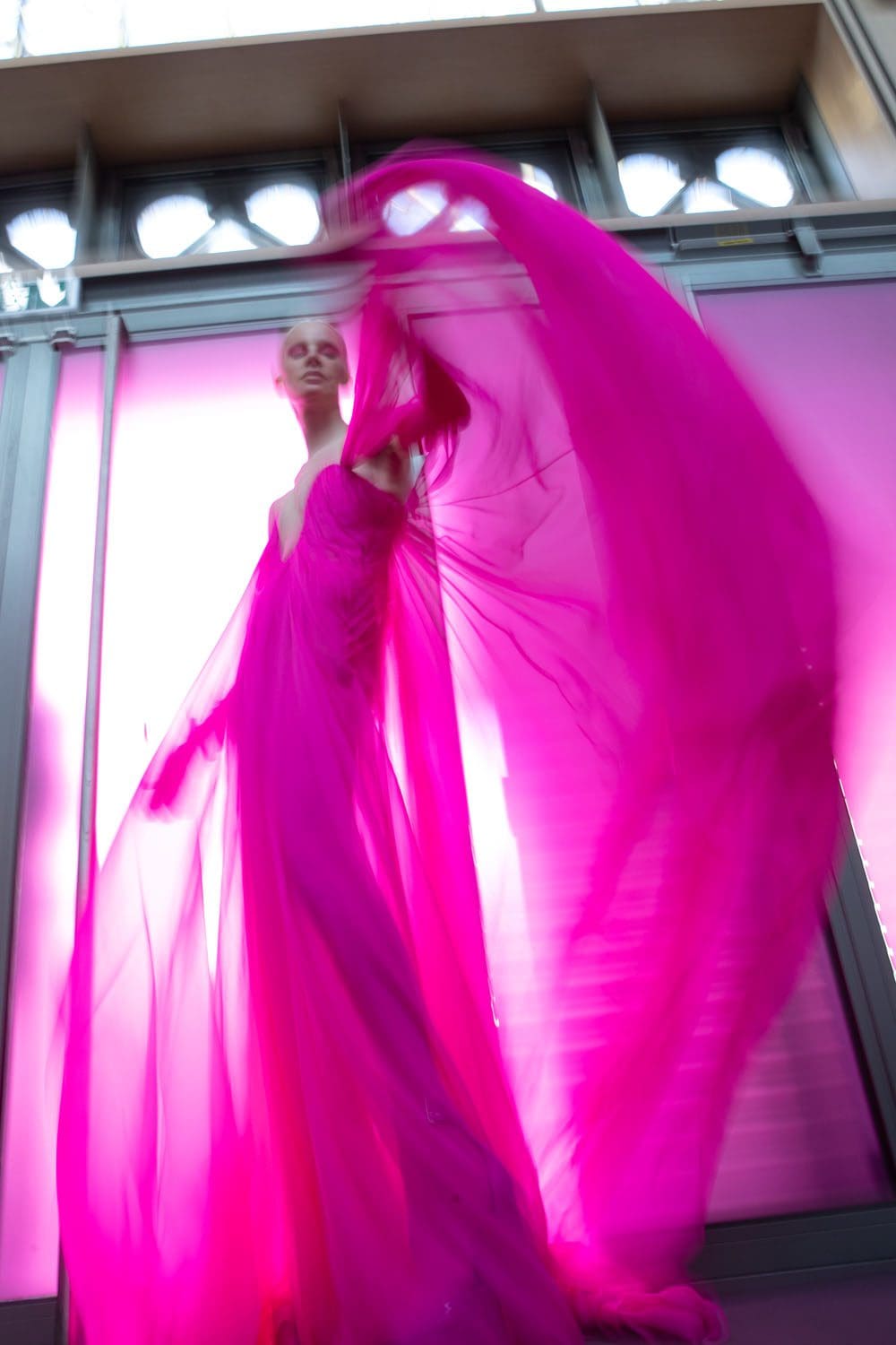 Kristen McMenamy para Valentino Backstage Special Pink Fall 2022-2023 Runway revista