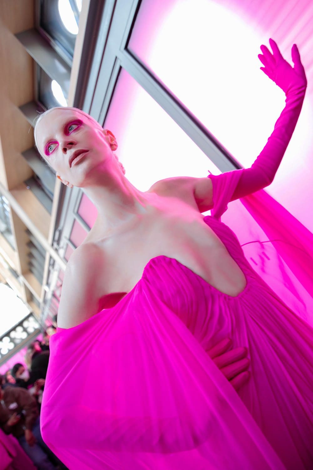 Kristen McMenamy para Valentino Backstage Special Pink Fall 2022-2023 Runway revista