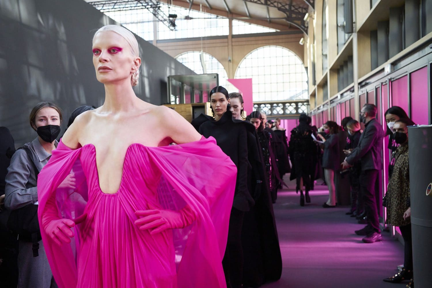 Kristen McMenamy para Valentino Backstage Special Pink Fall 2022-2023 Runway revista