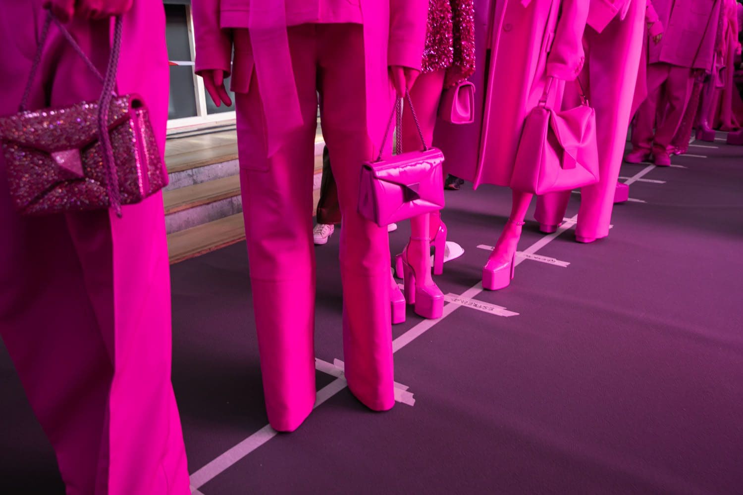 Valentino Backstage Especial Rosa Outono 2022-2023 Runway revista