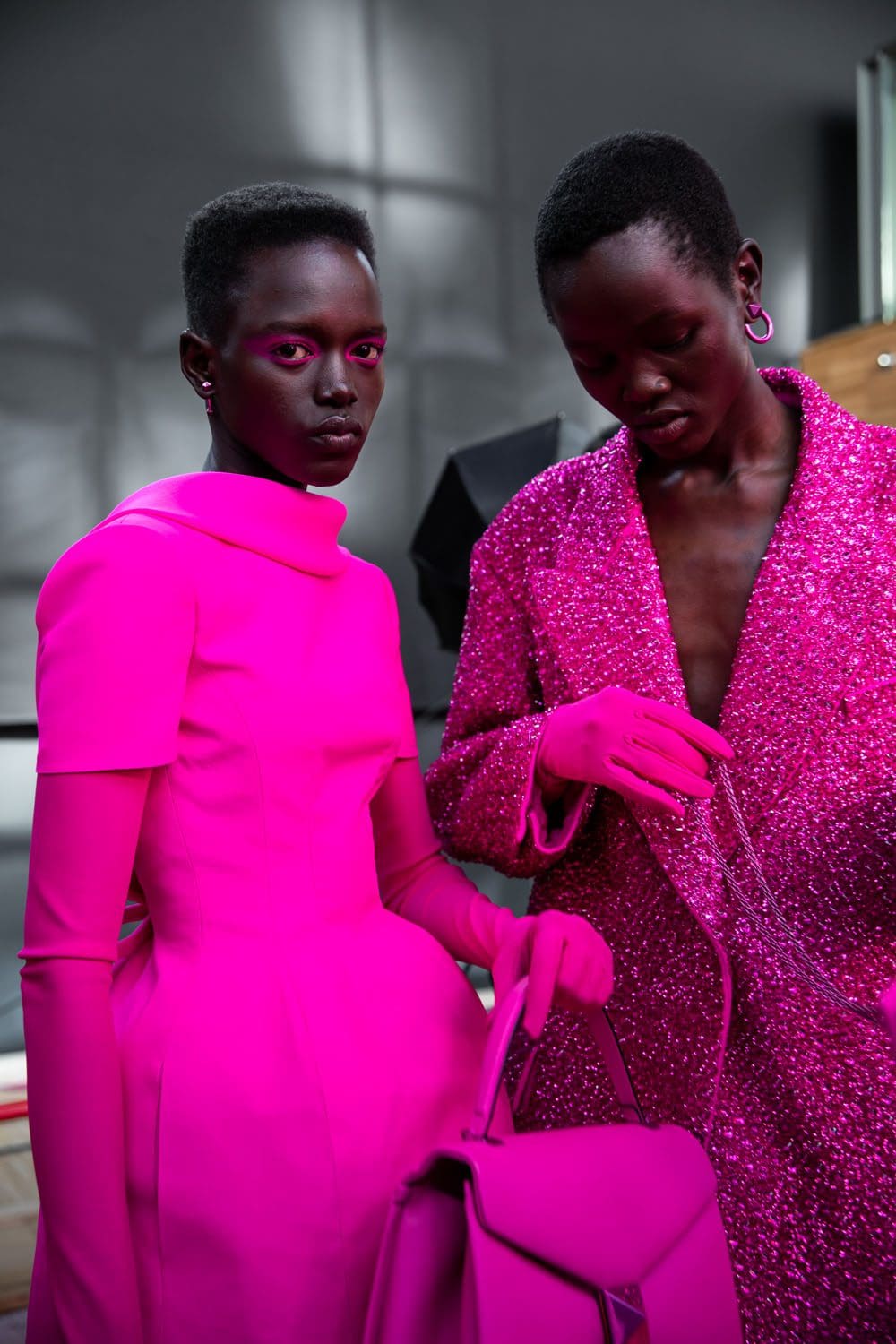 Valentino Backstage Especial Rosa Outono 2022-2023 Runway revista