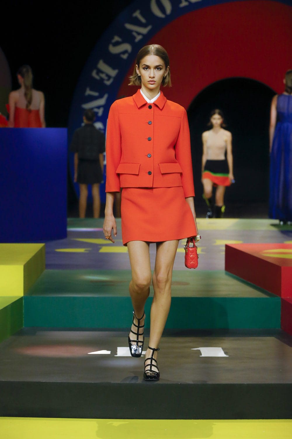 Dior 2022 春夏橙色造型 Runway 杂志