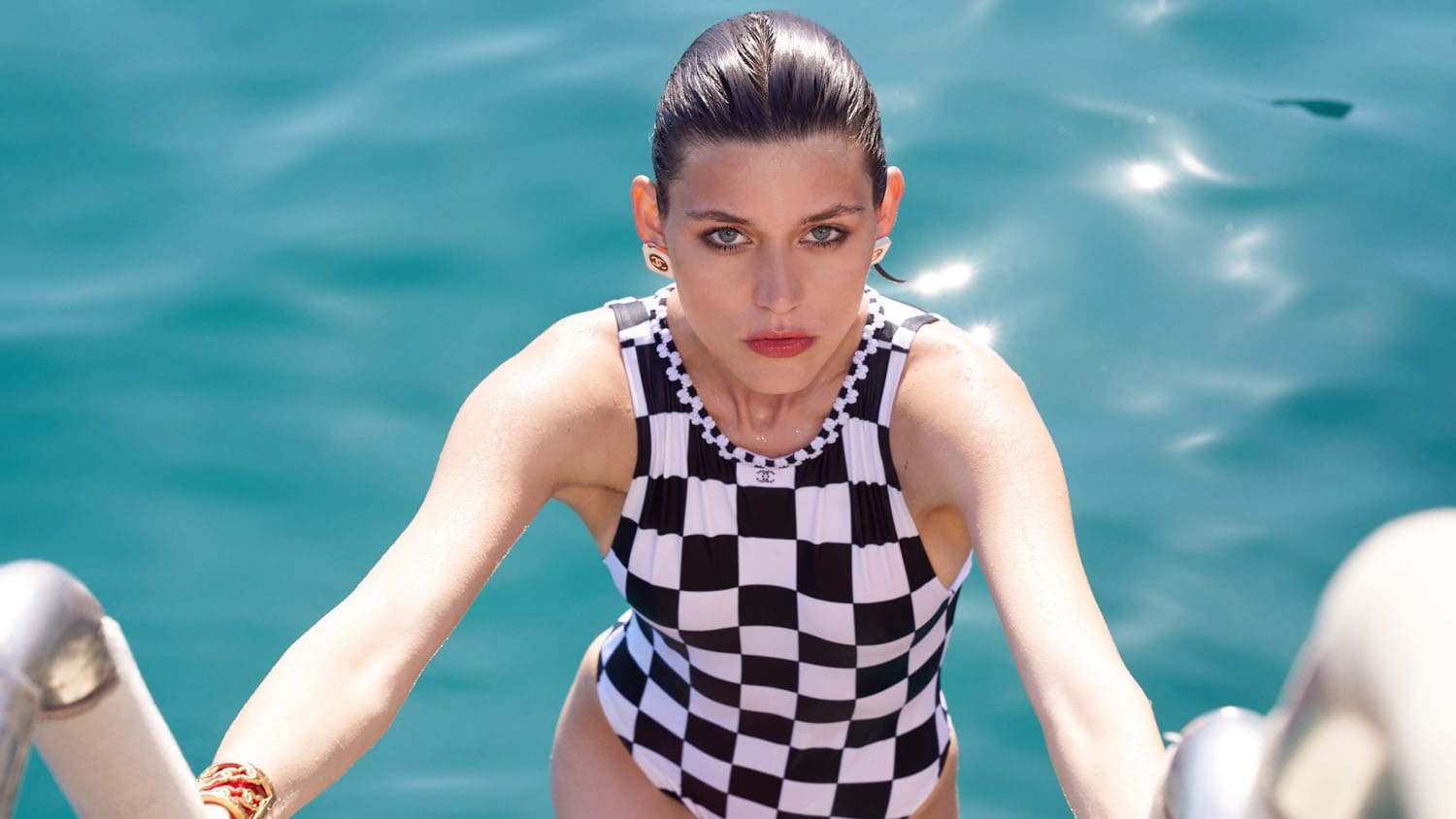 Chanel Cruise 2022 23 von Sofia und Roman Coppola, Fotos Melodie McDaniel runway Zeitschrift (12)