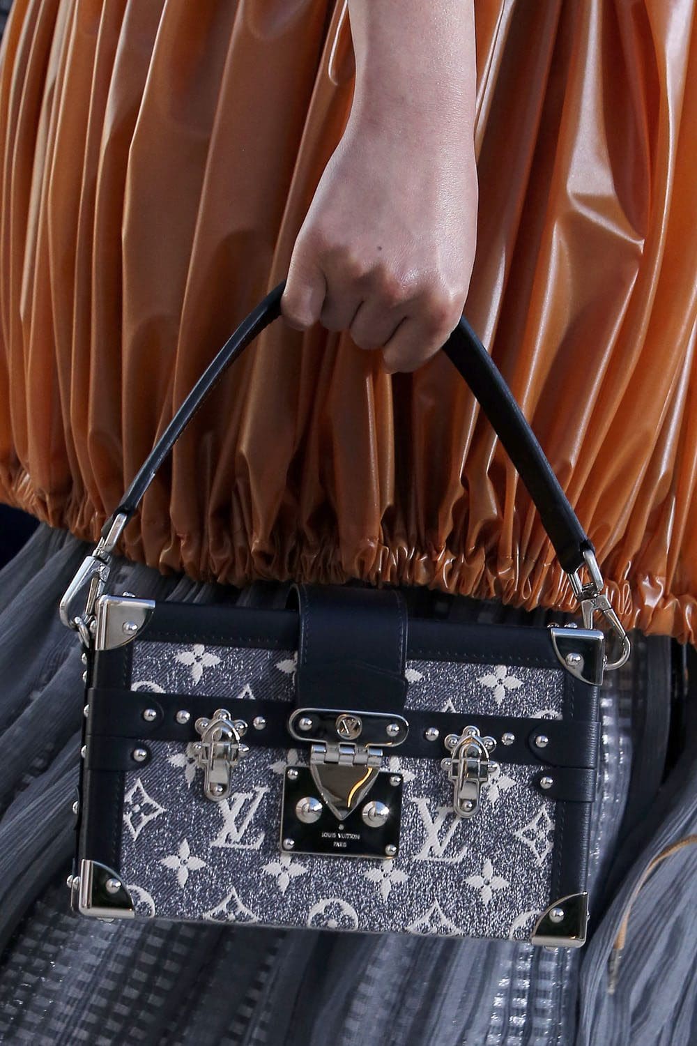 louis vuitton bags cruise resort 2023 runway magazine (25)