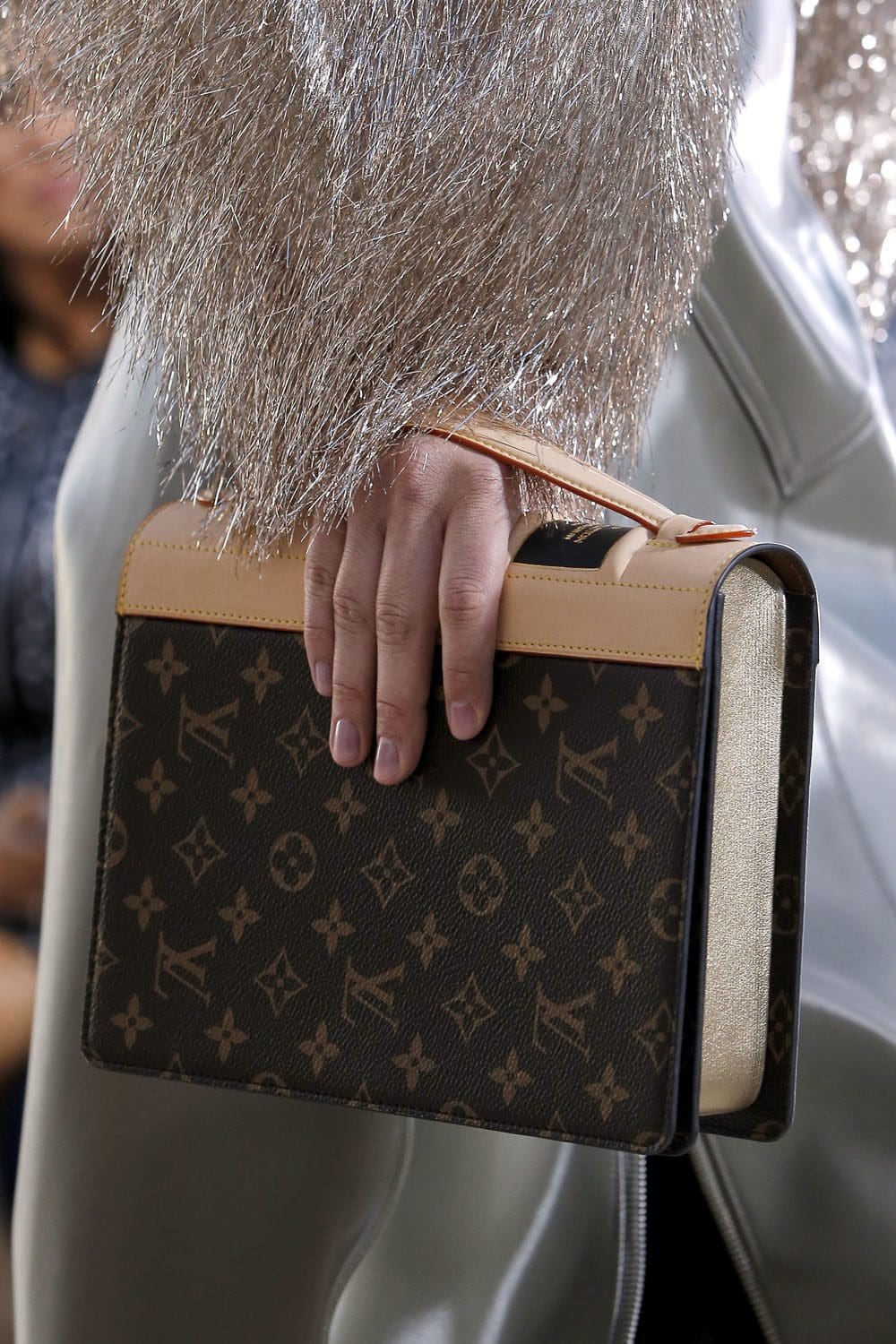 louis vuitton bags cruise resort 2023 runway magazine (31)