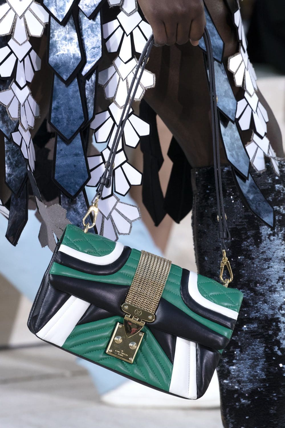 louis vuitton bags cruise resort 2023 runway magazine (34)