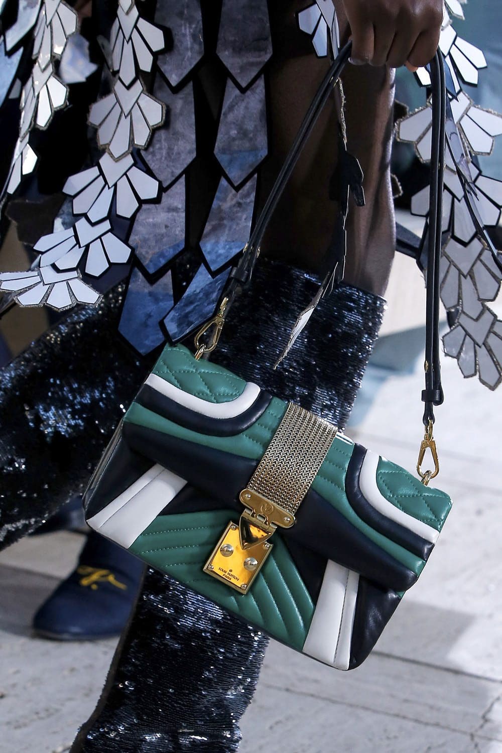 louis vuitton bags cruise resort 2023 runway magazine (8)