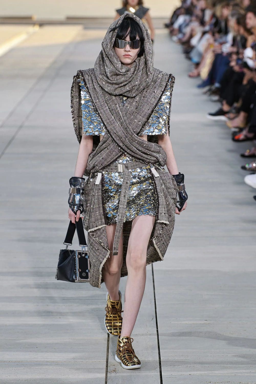complejo de cruceros louis vuitton 2023 runway revista (10)