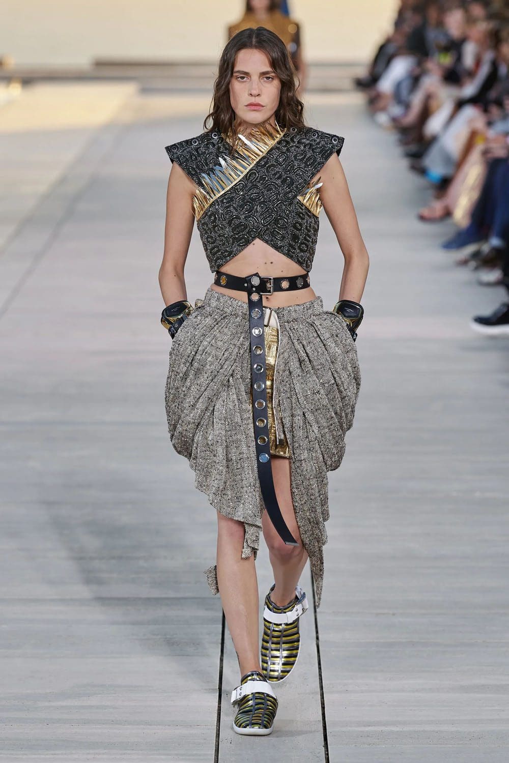 complejo de cruceros louis vuitton 2023 runway revista (11)