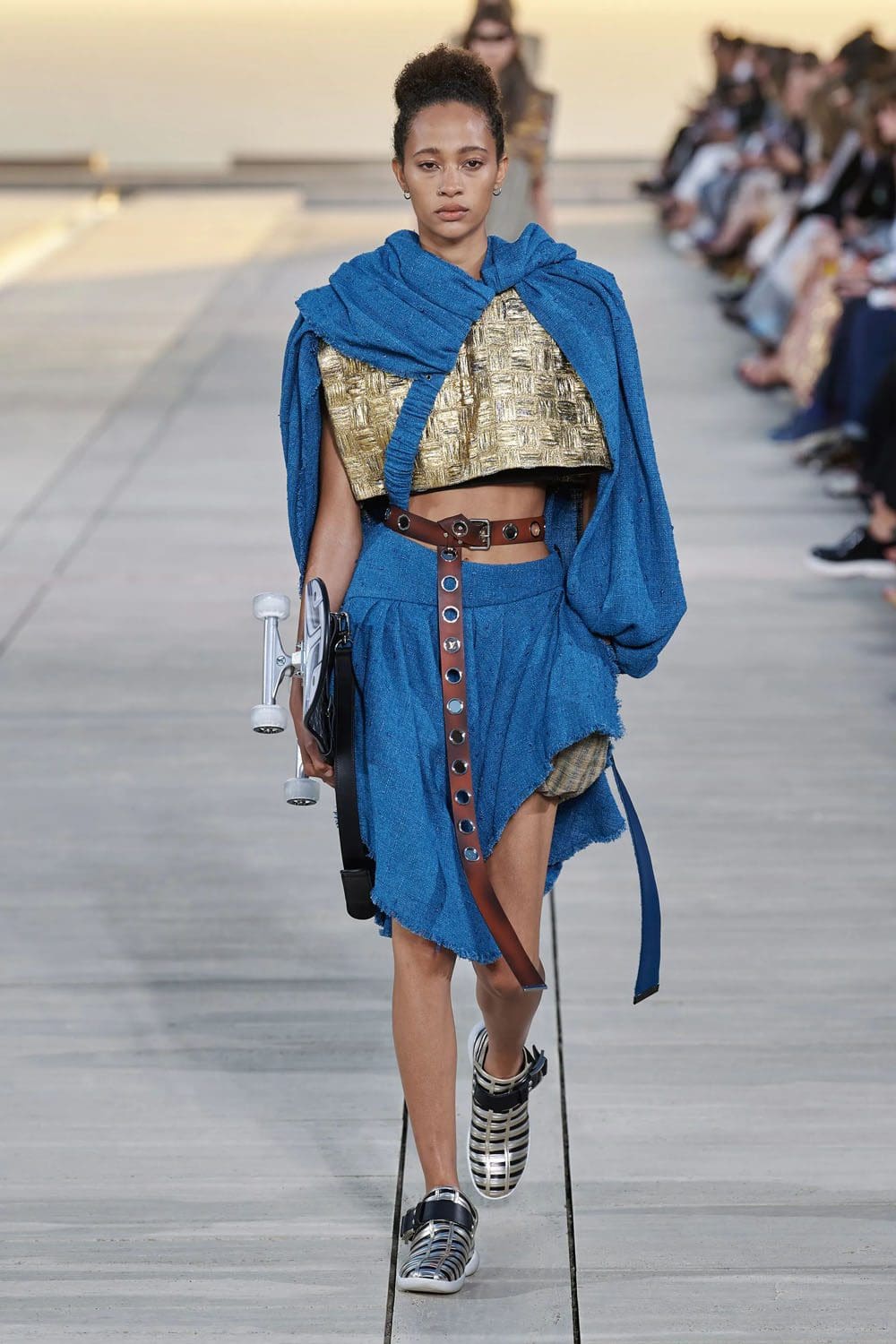 complejo de cruceros louis vuitton 2023 runway revista (13)
